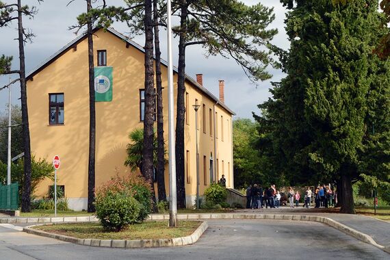 Područnoj školi u Vinežu trebaju nadstrešnica i podloga za igralište