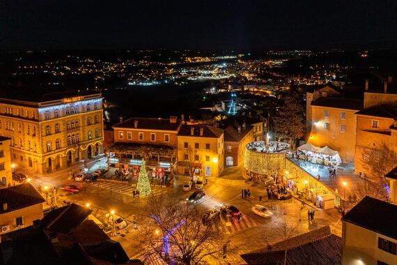 Labin ima nekoliko trgova, ali nijedan nije središnji