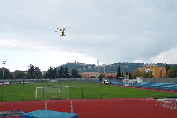 Helikopter sletio na stadion, došla policija, hitna, vatrogasci: 'Dijete je dobilo napadaj'