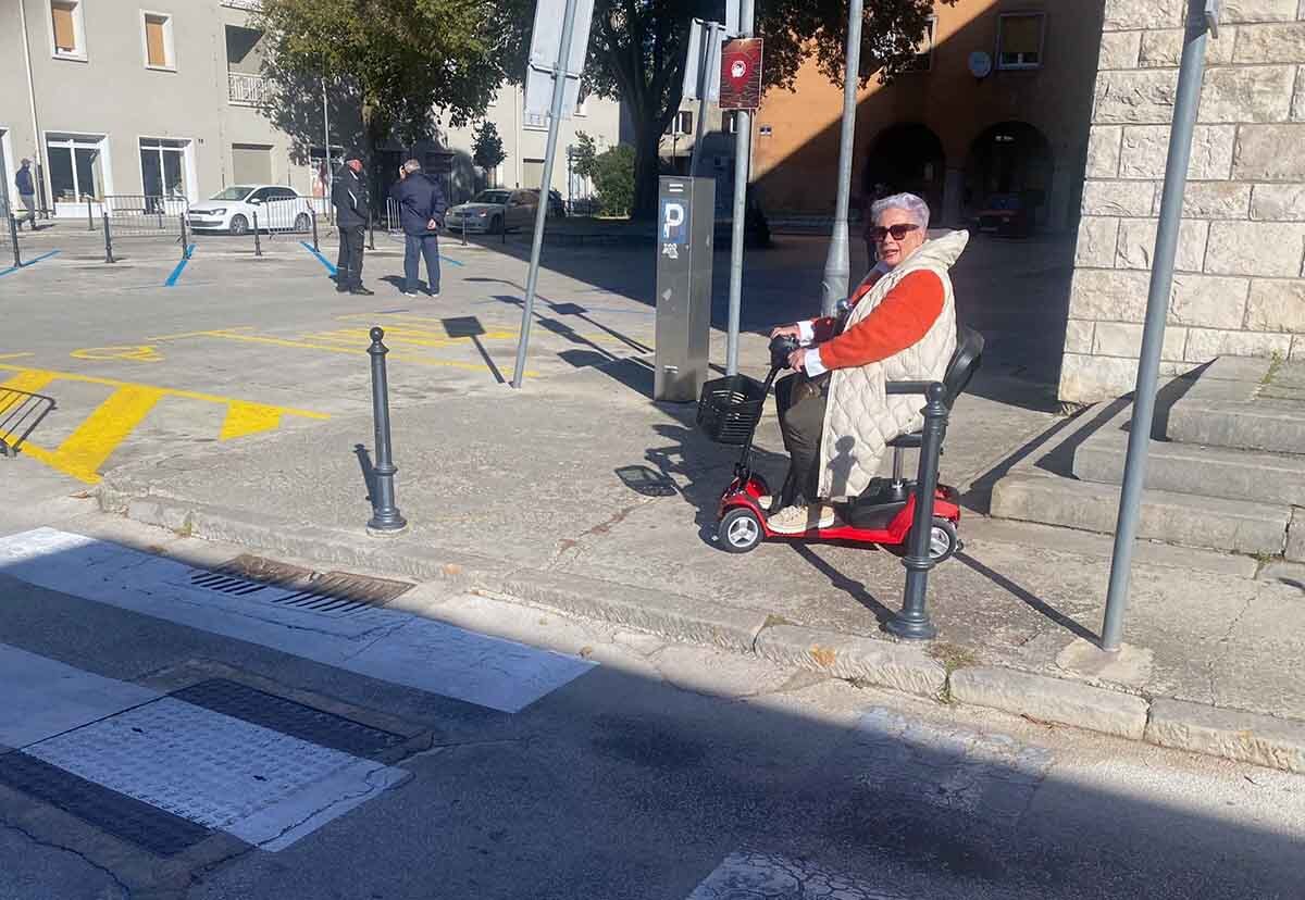 Kako u ovim kolicima stupiti na pješački prijelaz?