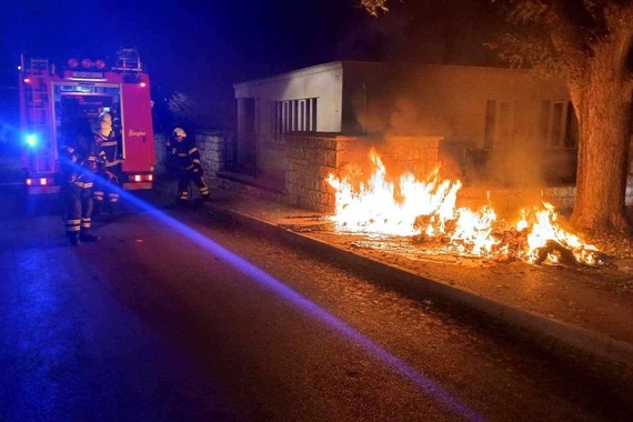 Usred noći gorjele kante za smeće. Netko ih je zapalio?