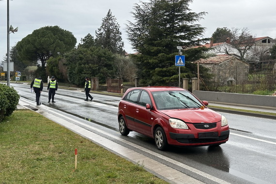 Vozačica stala da na pješačkom propusti pješaka, pa je udarilo vozilo iza nje