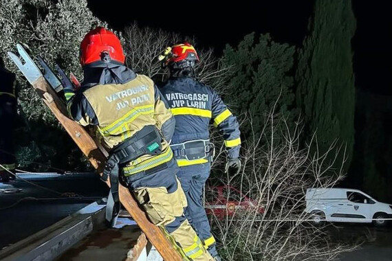 U Drenju ugašen požar koji je zahvatio krovište kuće