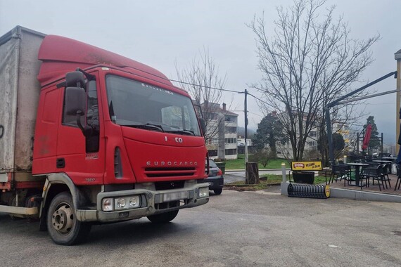 Crveni kamion širi ljubavne poruke! Nakratko se zaustavio u Potpićnu