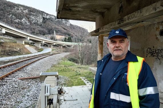 Popričali smo s Dorijanetom koji diže rampu ljudima kad idu po špežu u Trst