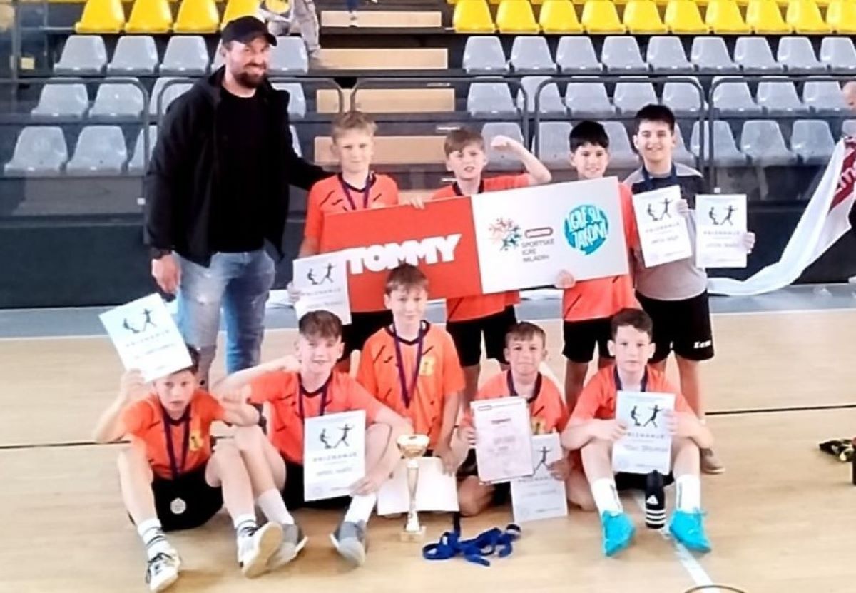 Ekipa Iskre U11 s trenerom Nikicom Jajčevićem