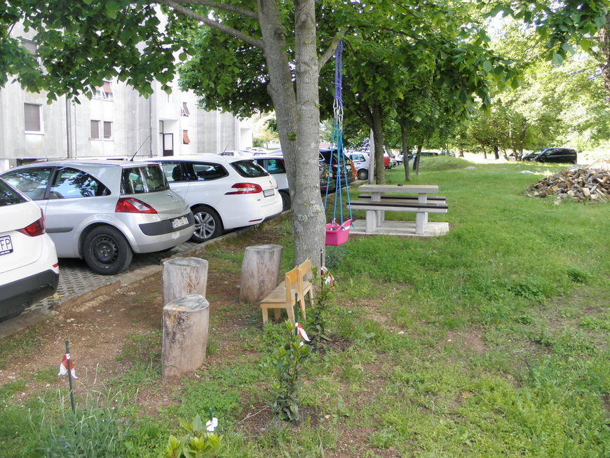 Na zelenoj površini u Ulici svetog Mikule ljuljačka, cokovi, male stolice...
