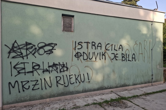 Fasada išarana grafitima, oštećenja na ogradi toliko velika da će biti potrebna zamjena