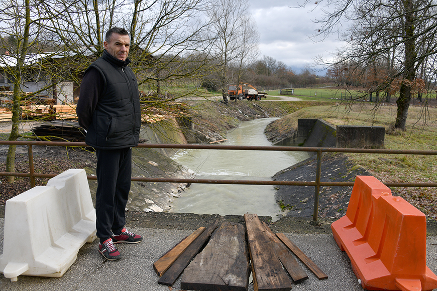 Dean Slivar na oštećenom mostu u Švićima