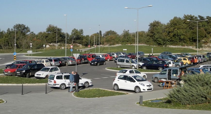 Parking kod groblja (foto: Nenad Čakić)