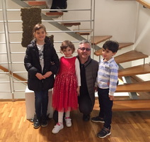 Suprug Dean i djeca pokojne Beti Kranjčević kraj njezinog djela